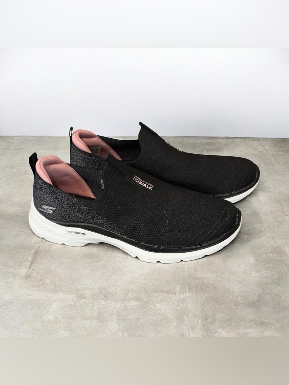 Skechers Women’s Knit Slip-On Sneakers in Black with Pink Interior Sz 8
